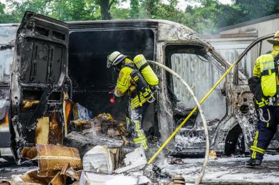 Nuertingen-Neckarhausen: Pakettransporter brennt vollstaendig aus