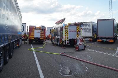 Rutesheim: BMW schanzte ueber einen Erdwall 