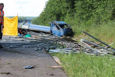 Mundelsheim A81: Lastwagen Ueberschlaegt sich 1 Person verstorben