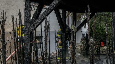 Renningen: Heckenbrand greift auf Carport ueber