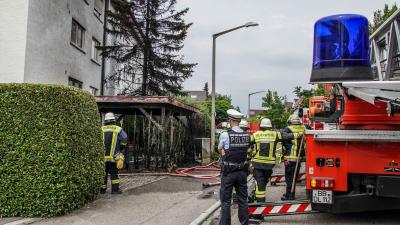 Renningen: Heckenbrand greift auf Carport ueber