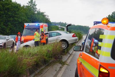 Nuertingen: Mercedes parkt auf der Mittelleitplanke