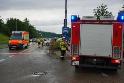 Nuertingen: Mercedes parkt auf der Mittelleitplanke