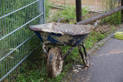 Baltmannsweiler-Hohengehren: Ueberschwemmung und verscmutze Fahrbahn durch Starkregen