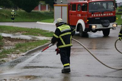 Baltmannsweiler-Hohengehren: Ueberschwemmung und verscmutze Fahrbahn durch Starkregen