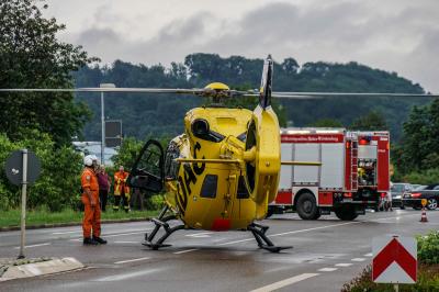 Ebersbach a. d. Fils: Feuerwehr sperrt Hauptstrasse fuer Rettungshubschrauber