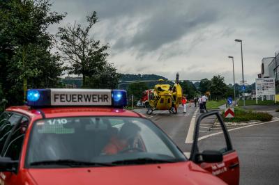 Ebersbach a. d. Fils: Feuerwehr sperrt Hauptstrasse fuer Rettungshubschrauber