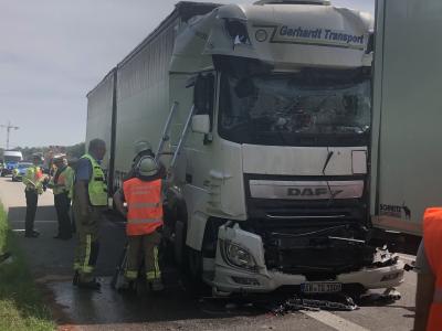 A81 Freiberg am Neckar: Auffahrunfall LKW