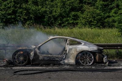Sindelfingen: Porsche brennt  auf der A8 voellig aus 