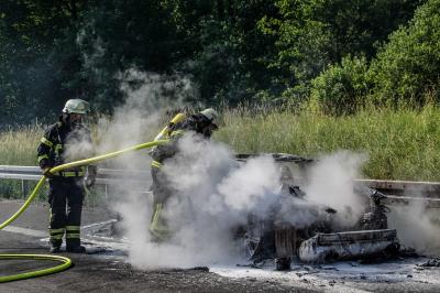Sindelfingen: Porsche brennt  auf der A8 voellig aus 