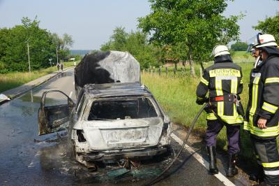 Heiningen: Mercedes vollstaendig ausgebrannt - Vollsperrung