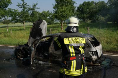 Heiningen: Mercedes vollstaendig ausgebrannt - Vollsperrung