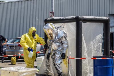 Renningen: Salzsaeure laeuft aus - Grosseinsatz fuer Feuerwehr