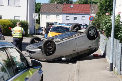 Nuertingen: Pkw landet auf dem Dach