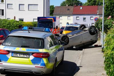 Nuertingen: Pkw landet auf dem Dach