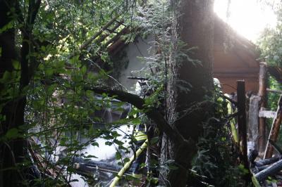 Pforzheim: zwei Brandstellen auf einem Gartengelaende und eine Huette in Vollbrand