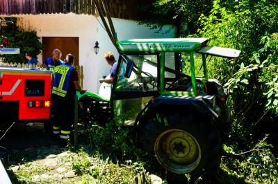 Albershausen: Traktor landet bei Altpapiersammlung im Butzbach