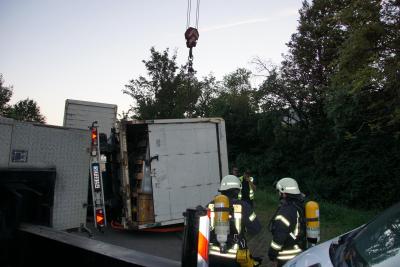 Untergruppenbach: Gefahrgutanhaenger stuerzt auf PKW