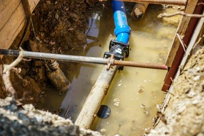 Baltmannsweiler-Hohengehren: Wasserrohrbruch legt Ortsteil trocken - Feuerwehr versorgt am Bauhof mit Trinkwasser