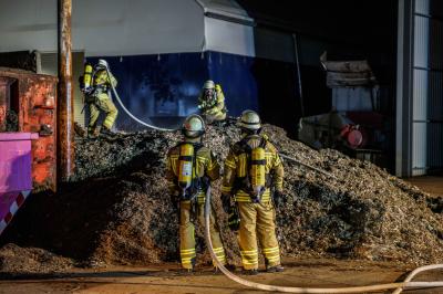 Esslingen-Entennest: Brand von Muellberg
