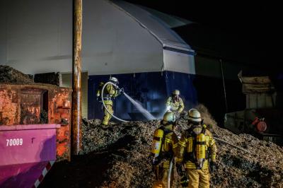 Esslingen-Entennest: Brand von Muellberg