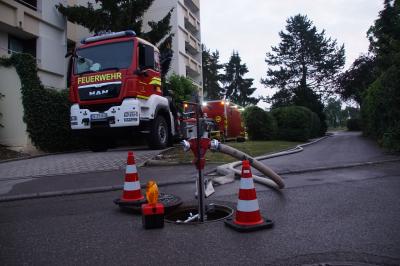 Ammerbuch-Altingen: Groesserer Holzstapel und Scheune brennen - Brandstiftung vermutet 