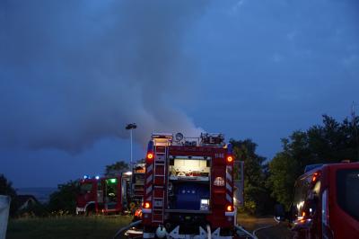 Ammerbuch-Altingen: Groesserer Holzstapel und Scheune brennen - Brandstiftung vermutet 