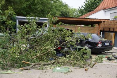 Freiberg am Neckar: Schwerer VU - PKW fluechtet nach Unfall mit Radfahrer