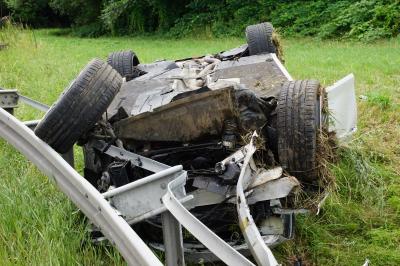 Kirchheim: Spektakulaerer Unfall fordert zwei Verletzte