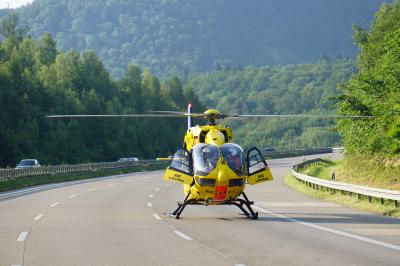 Aichelberg: Transporter faehrt auf LKW auf - Person muss durch Feuerwehr aus Fahrzeug befreit werden