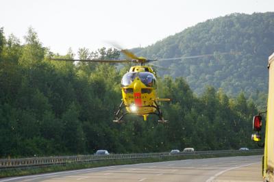 Aichelberg: Transporter faehrt auf LKW auf - Person muss durch Feuerwehr aus Fahrzeug befreit werden