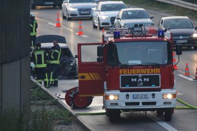 Gruibingen: Zwei PKW Braende zur gleichen Zeit auf der Autobahn A8