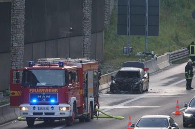 Gruibingen: Zwei PKW Braende zur gleichen Zeit auf der Autobahn A8