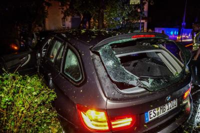 Kirchheim: Berauschter Fahrer rast durch den Ort und rammt eine Laterne und mehrere Baeume â€“ Fahrer schwerverletzt