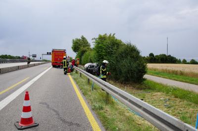 Moeglingen: PKW kommt von Fahrbahn ab und schanzt ueber Leitplanke