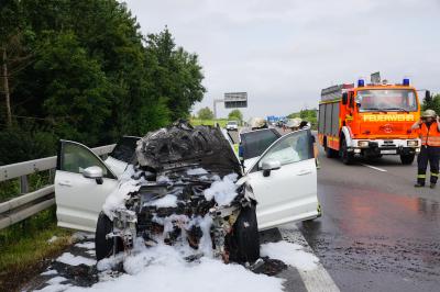 Kirchheim Teck: Hybrid PKW brennt auf der Autobahn 8 - Staubildung