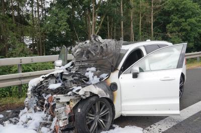 Kirchheim Teck: Hybrid PKW brennt auf der Autobahn 8 - Staubildung