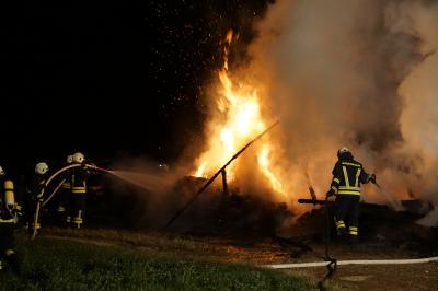 Birenbach: Holzstapel in Flammen - Brandstiftung ?