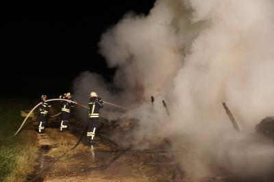 Birenbach: Holzstapel in Flammen - Brandstiftung ?