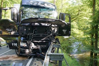 Pforzheim: schwerer Verkehrsunfall auf der B463 mit drei beteiligte Fahrzeugen - mehrere Verletzte Personen