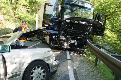 Pforzheim: schwerer Verkehrsunfall auf der B463 mit drei beteiligte Fahrzeugen - mehrere Verletzte Personen