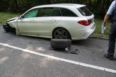 Stuttgart-West :2 Verletzte nach Frontzusammenstoss auf der Bergheimer Steige. 