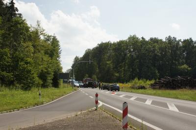 Frickenhausen-Tischardt: Frontalcrash mit drei Fahrzeugen