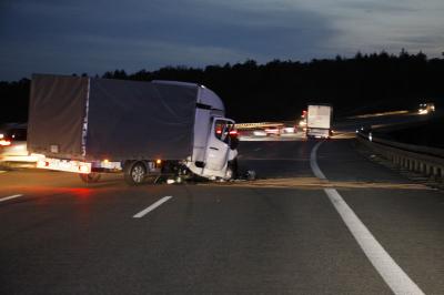 Remchingen: schwerer Verkehrsunfall zwischen Kleintransporter und Lkw - eine Person schwer Verletzt
