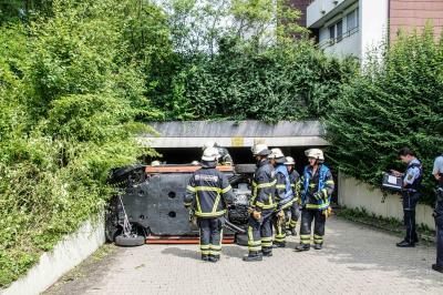 Sindelfingen: PKW landet in Tiefgarageneinfahrt nach Fahrfehler auf der Seite