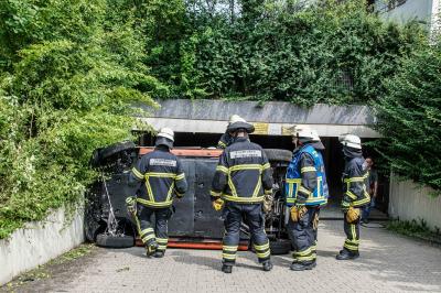 Sindelfingen: PKW landet in Tiefgarageneinfahrt nach Fahrfehler auf der Seite