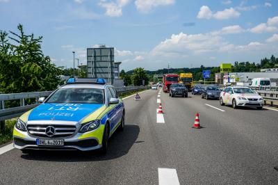 Koengen/B313: Sattelzug verliert hunderte Liter Diesel - Kilometerlanger Stau auf B313 und A8