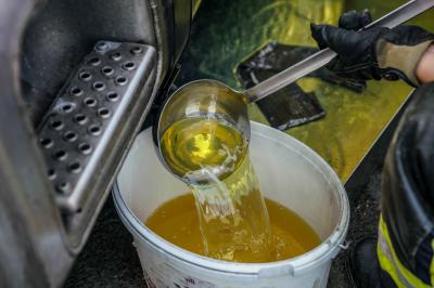 Koengen/B313: Sattelzug verliert hunderte Liter Diesel - Kilometerlanger Stau auf B313 und A8