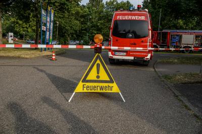 Remshalden-Geradstetten: Gastanker verkeilt sich unter Bruecke - B29 war zeitweise voll gesperrt