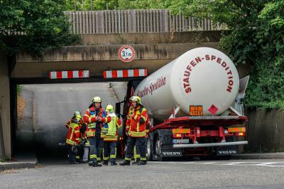 Remshalden-Geradstetten: Gastanker verkeilt sich unter Bruecke - B29 war zeitweise voll gesperrt